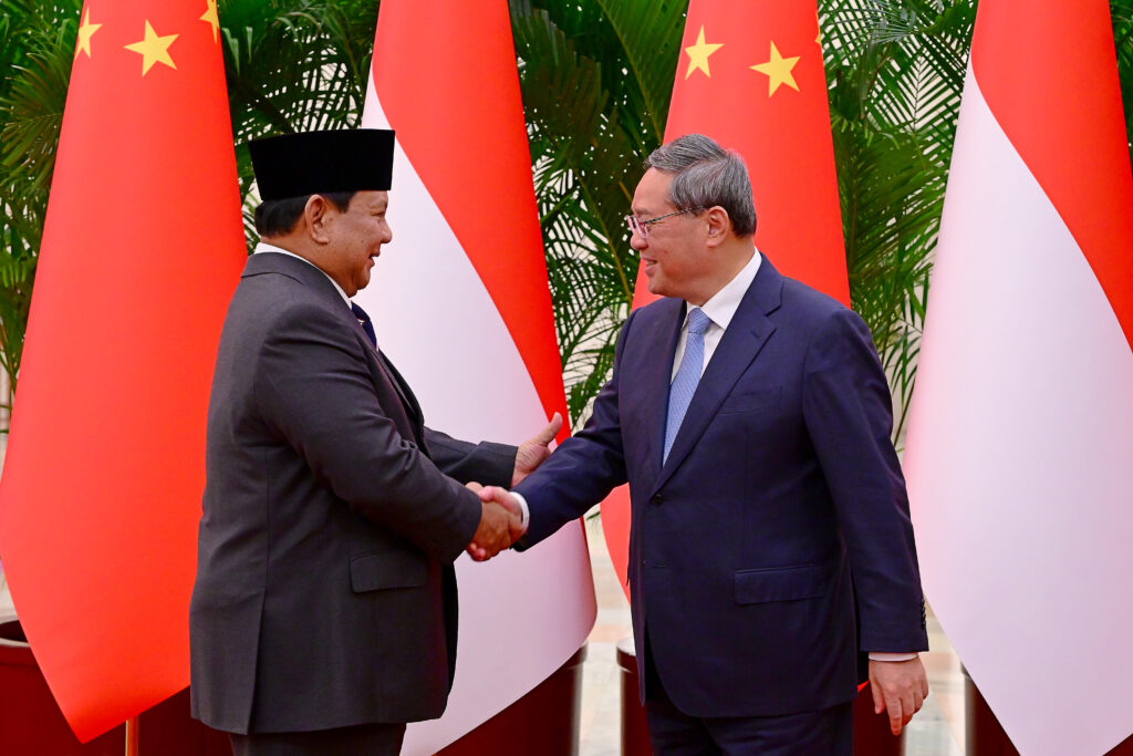 Presiden Prabowo Subianto melakukan pertemuan bilateral dengan Perdana Menteri Li Qiang, di Great Hall of the People, Beijing, Republik Rakyat Tiongkok (RRT), Sabtu (09/11/2024). (Foto: BPMI Setpres/Muchlis Jr)

