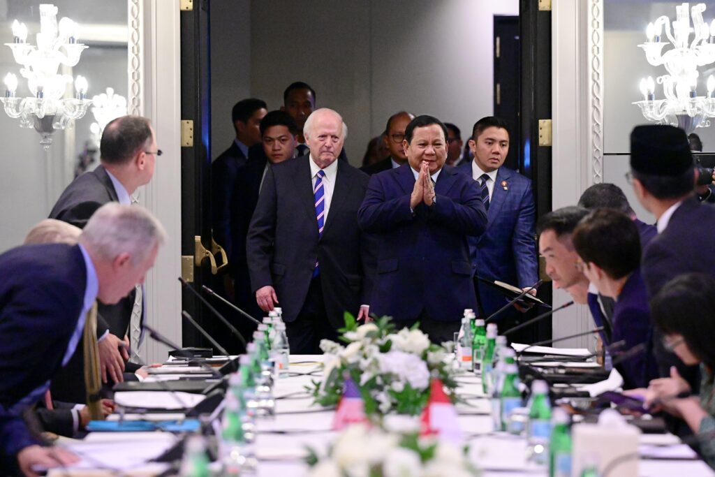 Presiden Prabowo Subianto melakukan pertemuan dengan anggota korporasi The United States – Indonesia Society (USINDO) yang digelar di Ruang Dumbarton, Hotel Four Season, Washington DC, Senin (11/11/2024). (Foto :BPMI Setpres/Muchlis Jr)


