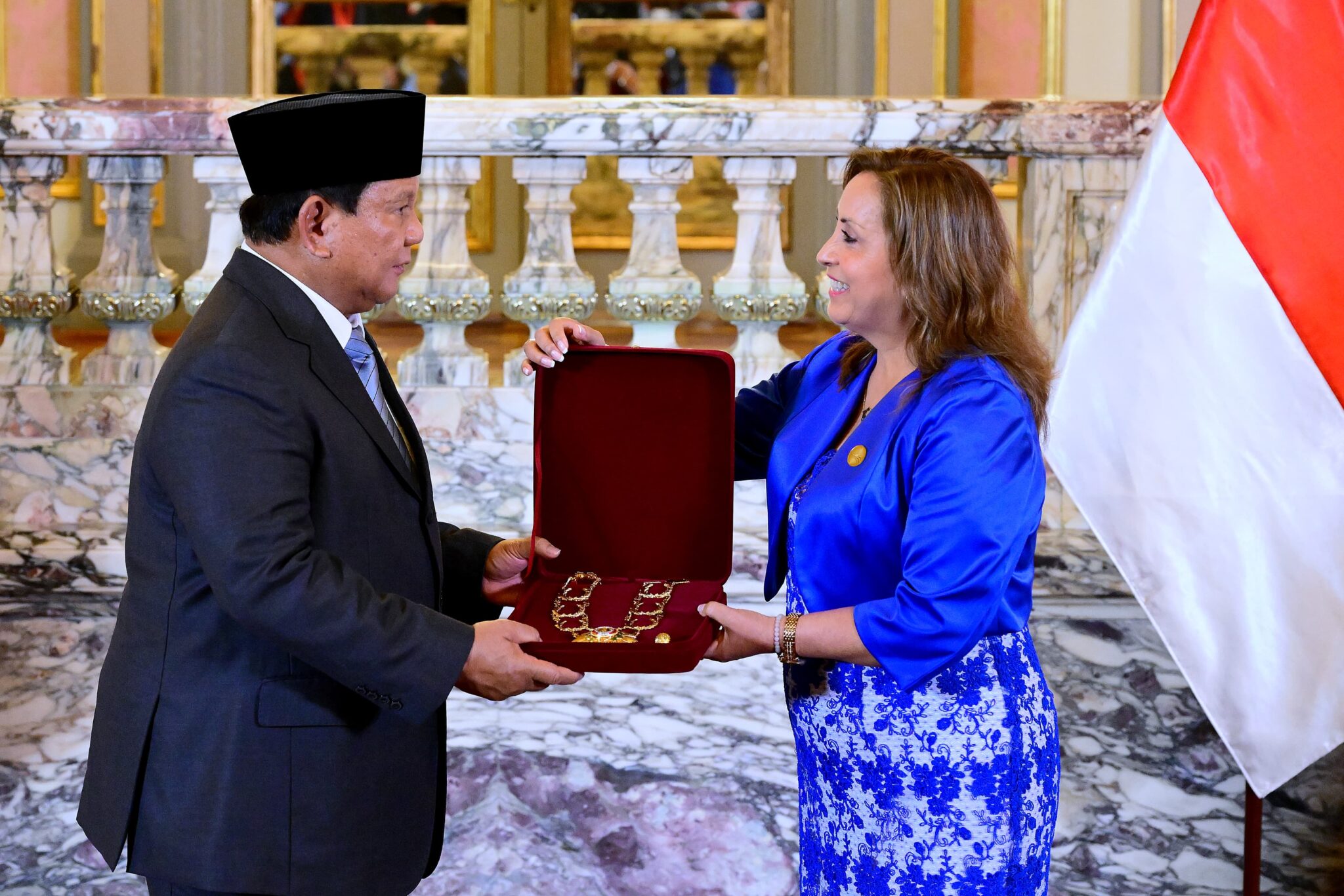 Presiden Republik Indonesia, Prabowo Subianto, dianugerahi tanda kehormatan tertinggi “Grand Cross of the Order of the Sun of Peru” oleh Pemerintah Peru di Istana Pemerintahan, Lima, pada Kamis, 14 November 2024. Foto: BPMI Setpres/Muchlis Jr