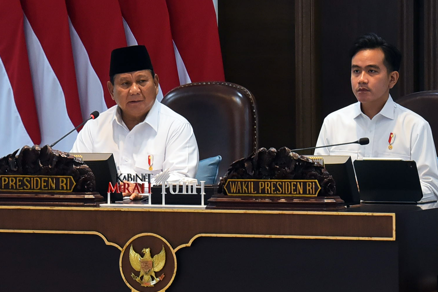 Presiden Prabowo Subianto dan Wakil Presiden Gibran Rakabuming memimpin Sidang Kabinet Paripurna dengan Agenda Mendengarkan Arahan Presiden di Kantor Presiden Istana Kepresidenan Jakarta, Senin (02/12/2024). (Foto: Humas/Rah)
