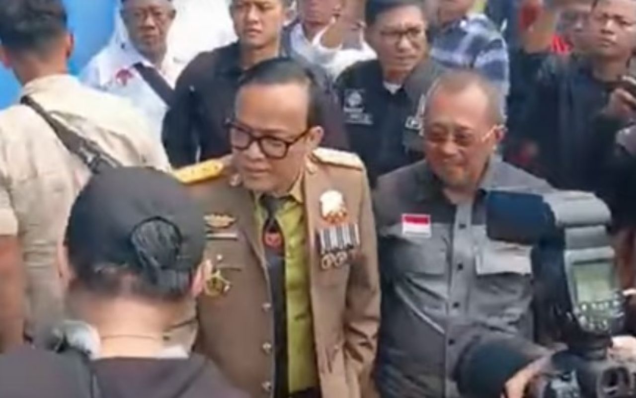 FOTO DOKUMEN: Wakil Menteri Ketenagakerjaan Immanuel Ebenezer didampingi Wakil Wali Kota Surabaya Armuji, saat mendatangi gudang usaha milik Jan Hwa Diana, pemilik UD Sentosa Seal, di kawasan Pergudangan Margomulyo, Kamis (17/4/2025).