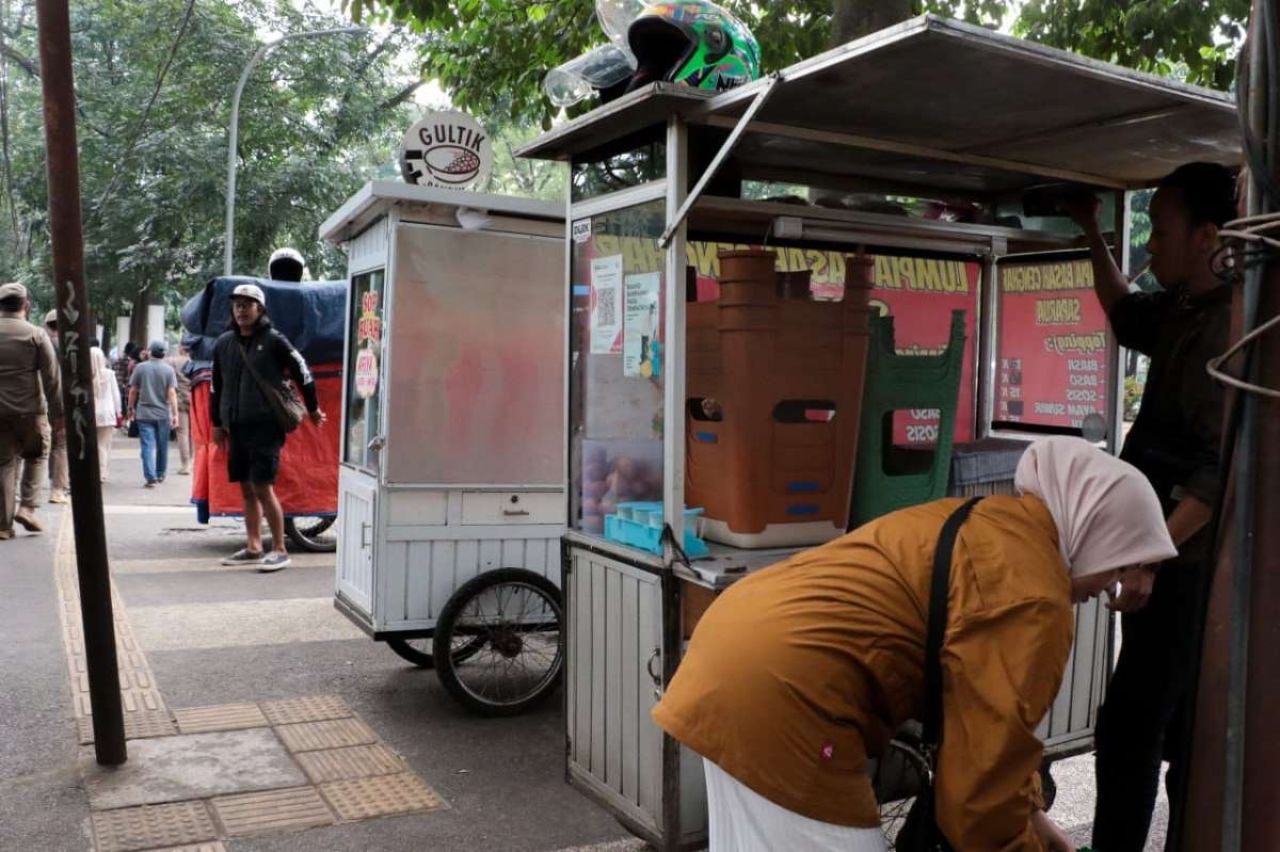 Satpol PP Tertibkan PKL di Kawasan Jalan Banda Bandung, Tegaskan Komitmen Penataan Ruang Publik