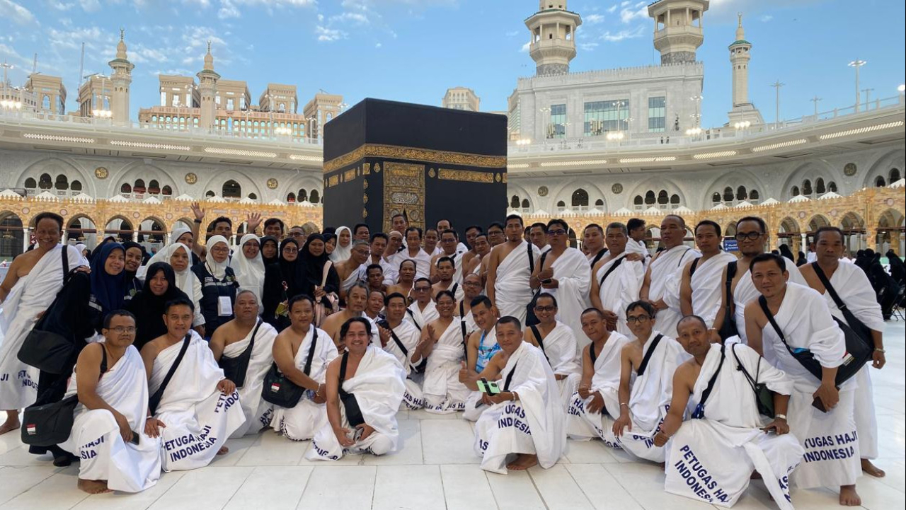 Menag Nasaruddin Umar bersama dengan petugas haji di Kakbah, Masjidil Haram, Senin (29/4/2025).