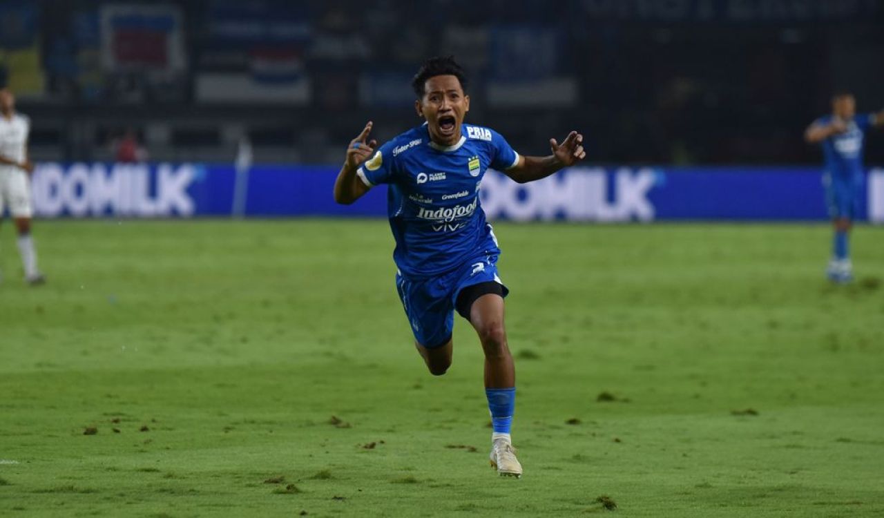 Gelandang PERSIB, Beckham Putra Nugraha merayakan gol ke gawang Bali United di Stadion Gelora Bandung Lautan Api, Jumat, 18 April 2025. (PERSIB.co.id/Barly Isham)