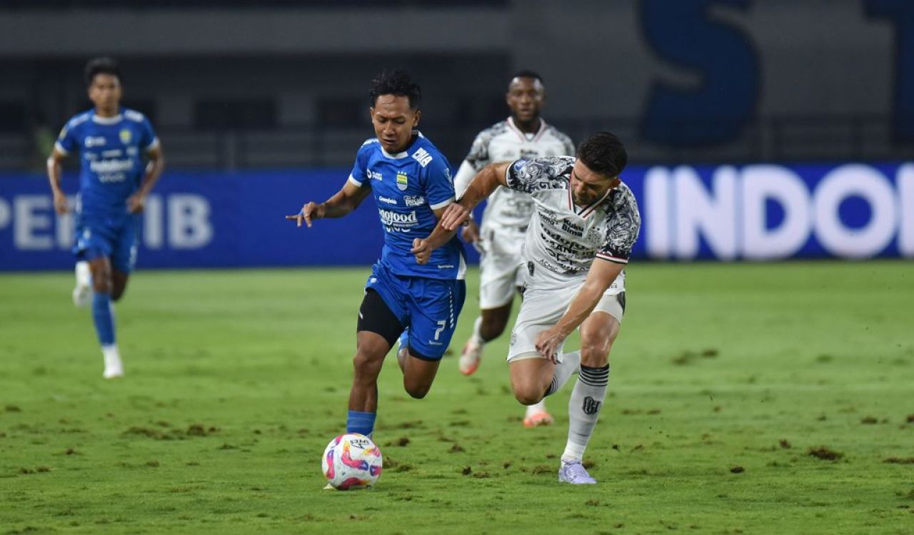 Gelandang PERSIB, Beckham Putra Nugraha dibayangi pemain Bali United pada pertandingan pekan ke-29 Liga 1 2024/25 di Stadion Gelora Bandung Lautan Api, Jumat, 18 April 2025. (PERSIB.co.id/Barly Isham)