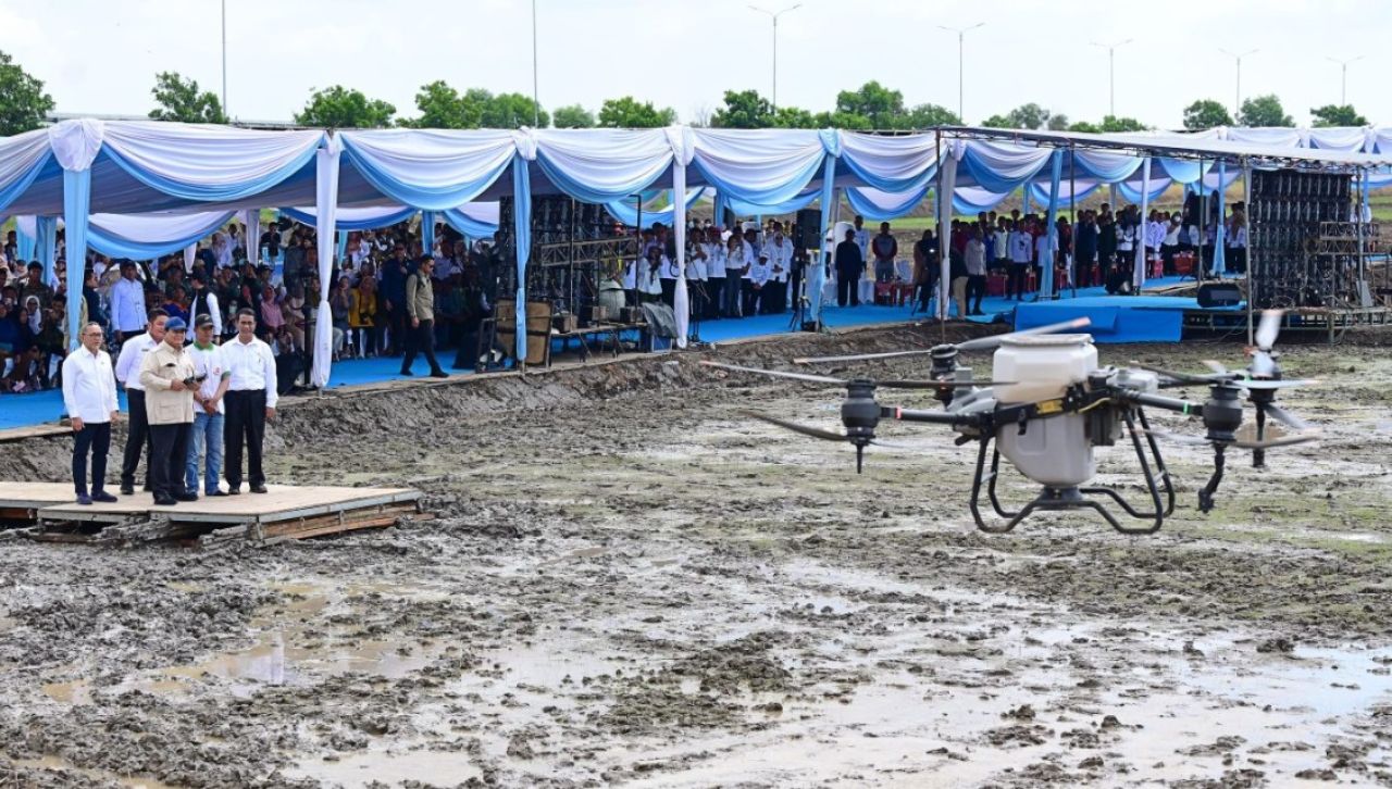 Presiden Prabowo mencoba tebar benih dengan teknologi drone pertanian di Ogan Ilir, Sumatera Selatan, pada Rabu, 23 April 2025 Foto: BPMI Setpres/Muchlis Jr