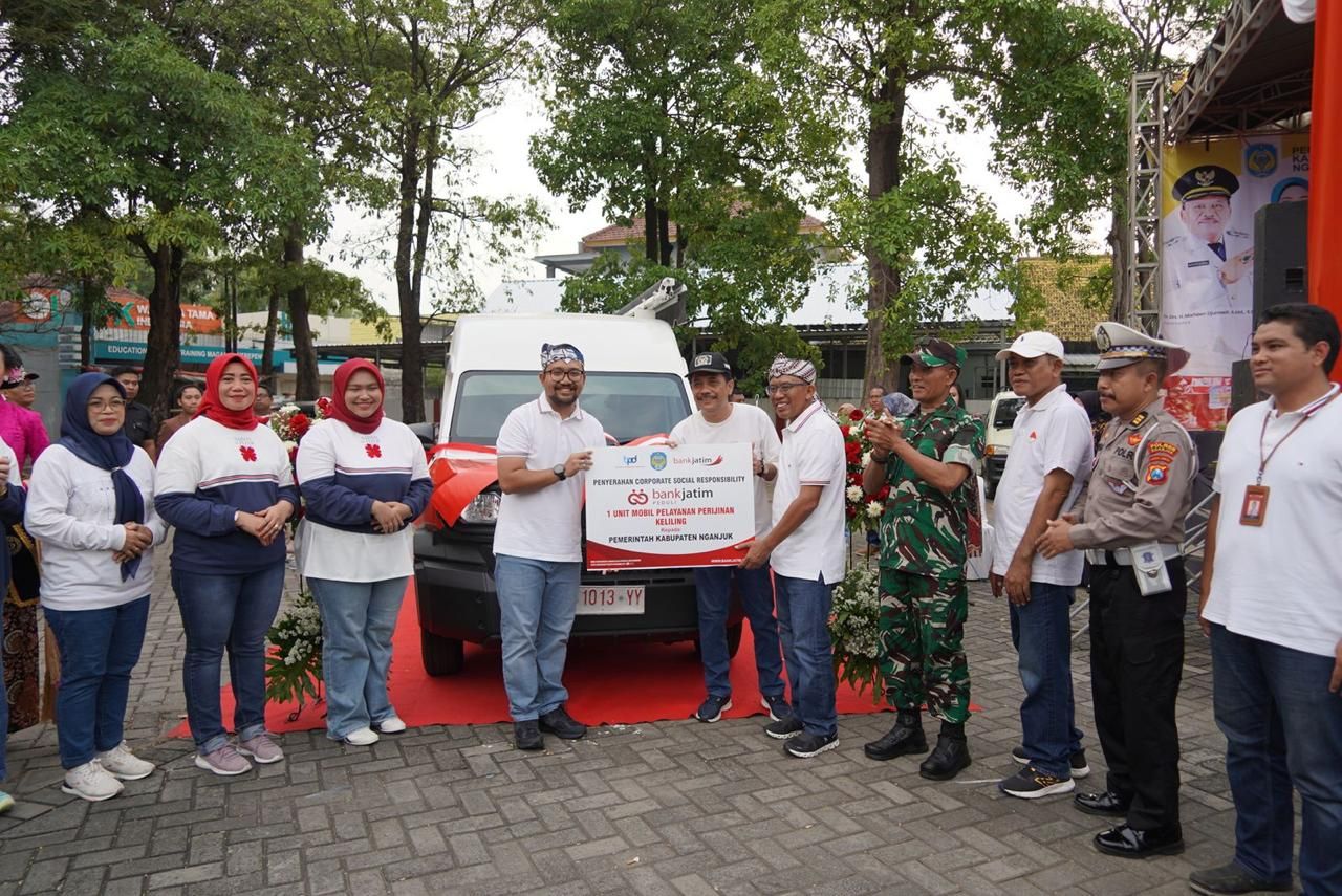 Pada hari Kamis (17/4), Bank Jatim secara resmi telah menyerahkan bantuan CSR kepada Pemerintah Kabupaten Nganjuk berupa satu unit mobil pelayanan perizinan keliling.
