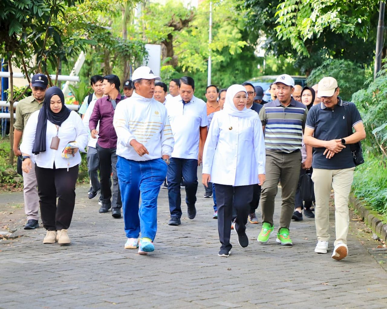 Gubernur Jawa Timur Khofifah Indar Parawansa meninjau calon lokasi Sekolah Rakyat (SR) di lingkungan Universitas Negeri Surabaya (Unesa) Kampus Lidah Wetan, Jumat (18/4) sore