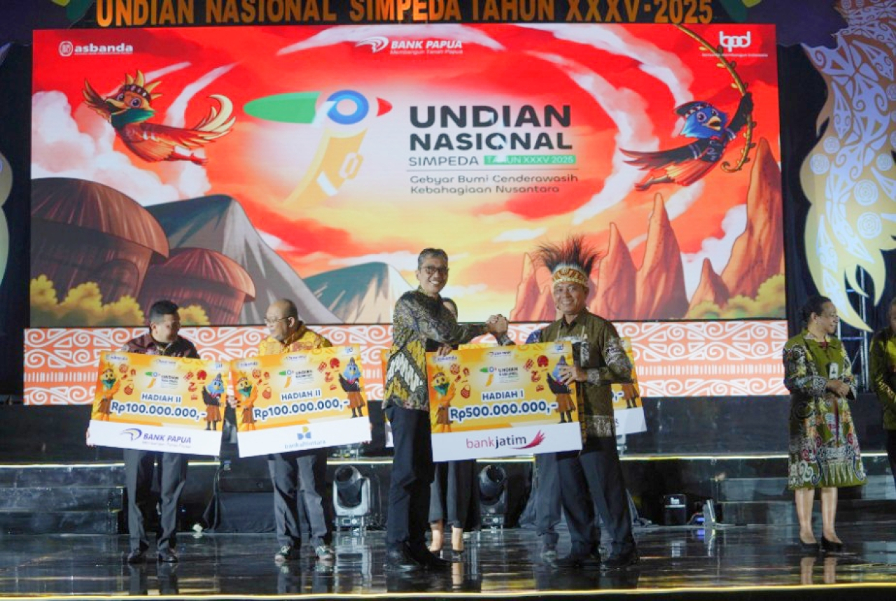 Nasabah Bank Jatim Bawa Pulang Hadiah Utama Undian Simpeda Rp 500 Juta