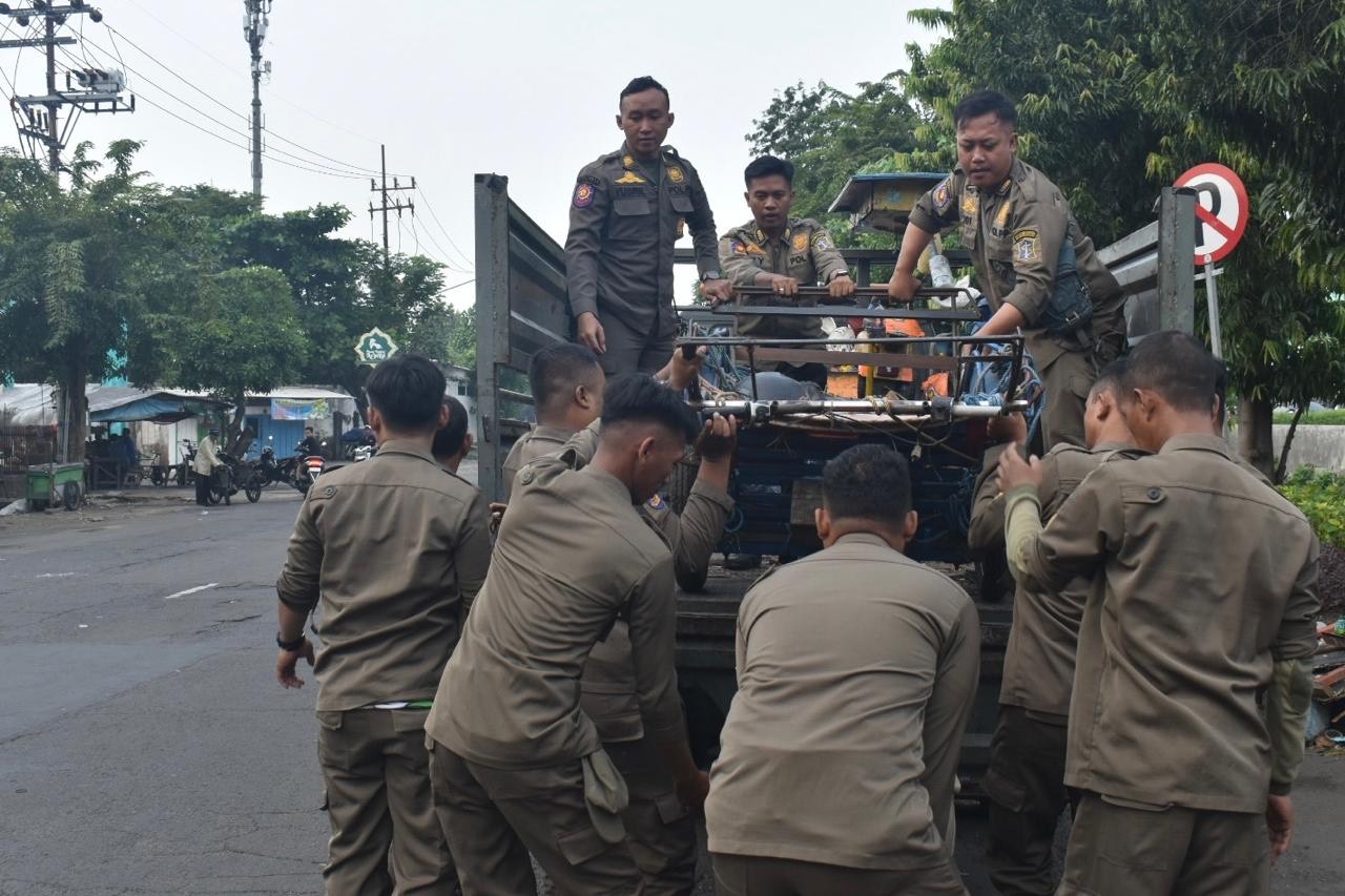 Pemerintah Kota Surabaya menertibkan sejumlah PKL di kawasan Jalan Pegirian serta membongkar bangunan liar di sepanjang Jalan Indrapura, Jumat (25/4/2025)