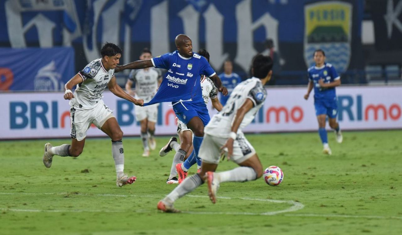 Penyerang PERSIB, Gervane Kastaneer dikepung pemain Bali United pada pertandingan pekan ke-29 Liga 1 2024/25 di Stadion Gelora Bandung Lautan Api, Jumat, 18 April 2025. (PERSIB.co.id/Barly Isham)