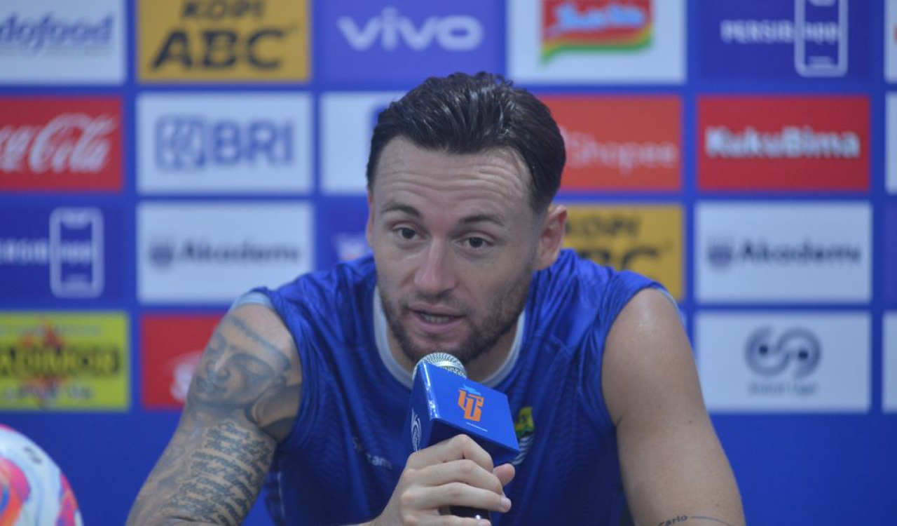 Gelandang PERSIB, Marc Klok memberikan keterangan pers menjelang pertandingan melawan PSS Sleman di Stadion Gelora Bandung Lautan Api, Jumat, 25 April 2025. (PERSIB.co.id/Barly Isham)