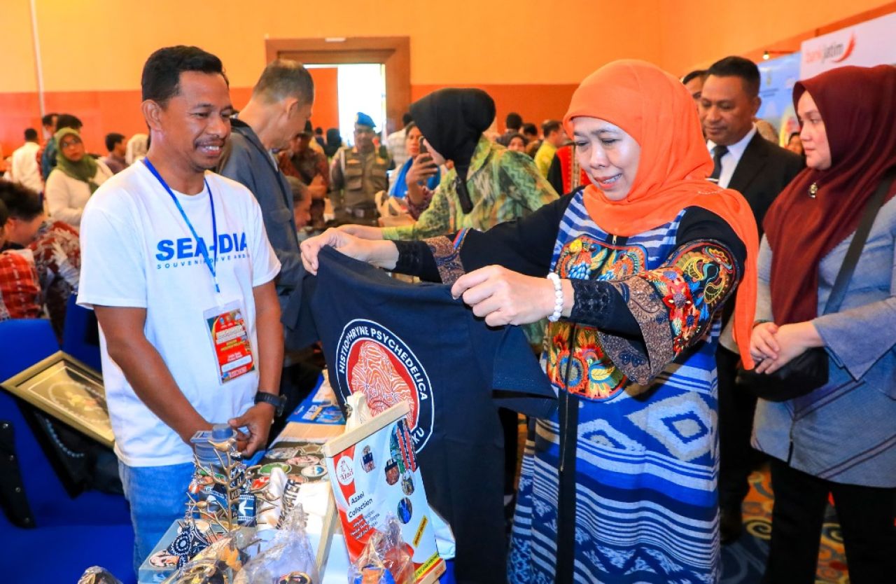 Gubernur Jawa Timur, Khofifah Indar Parawansa saat meninjau kegiatan Misi Dagang yang digelar Pemerintah Provinsi Jawa Timur di Provinsi Maluku, Rabu (23/4/2025)