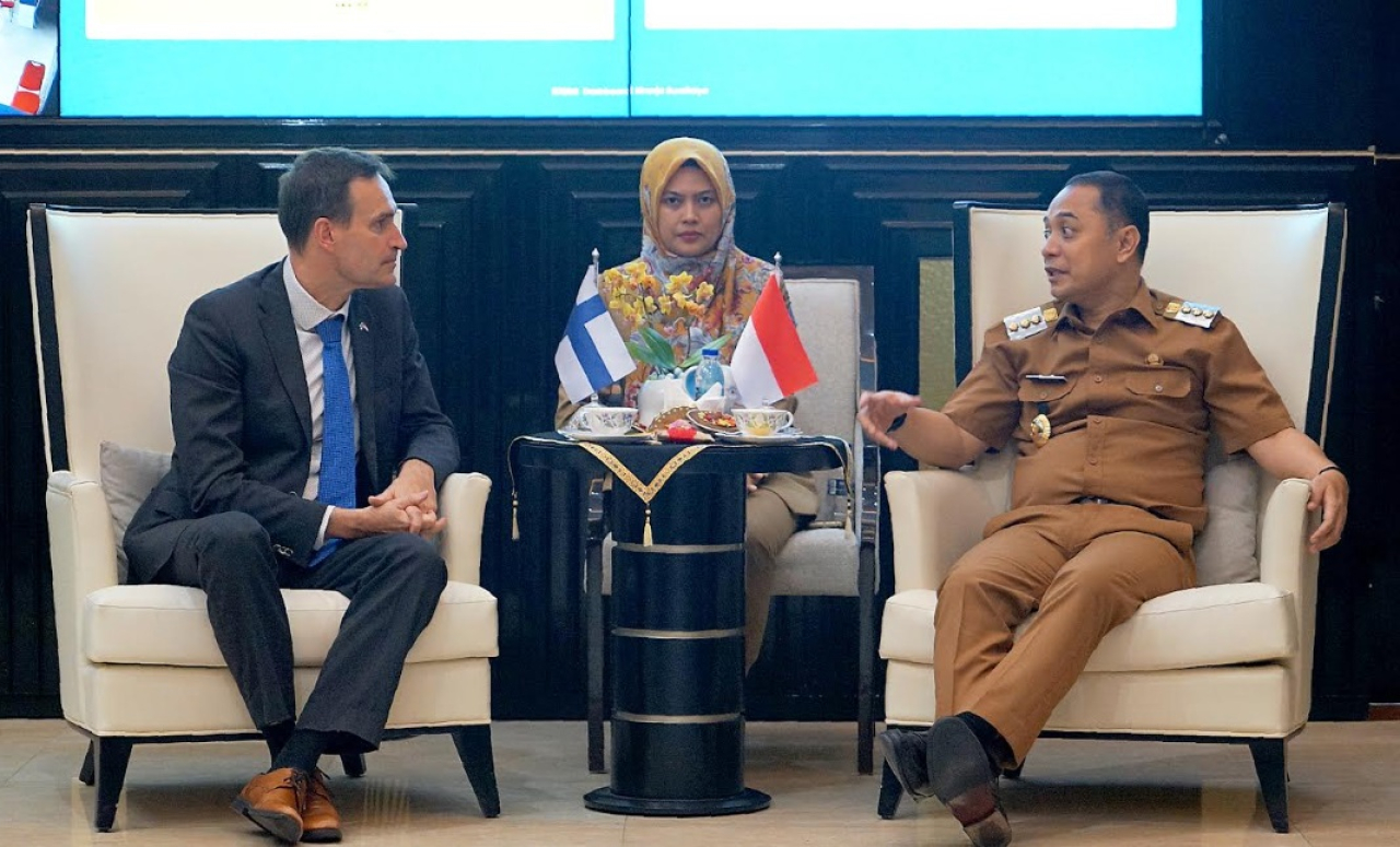 pertemuan Wali Kota Surabaya Eri Cahyadi dengan Duta Besar Finlandia untuk Indonesia, Pekka Kaihilahti, di Ruang Kerja Wali Kota Surabaya, Senin (28/4/2025).