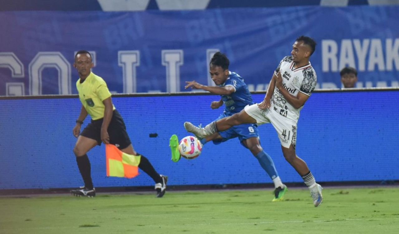 Gelandang PERSIB, Robi Darwis diadang pemain Bali United pada pertandingan pekan ke-29 Liga 1 2024/25 di Stadion Gelora Bandung Lautan Api, Jumat, 18 April 2025. (PERSIB.co.id/Barly Isham)
