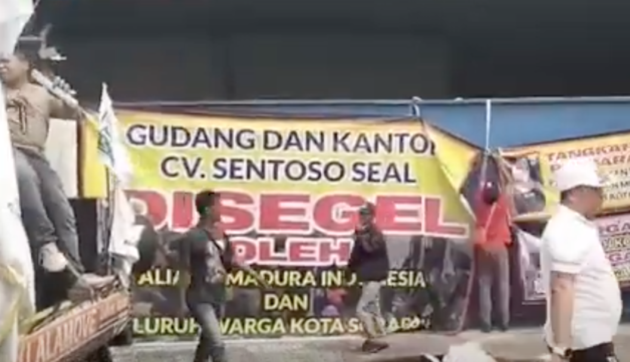 Pemerintah Kota Surabaya mengambil langkah tegas terhadap CV Sentoso Seal, perusahaan yang diduga menahan puluhan ijazah karyawan