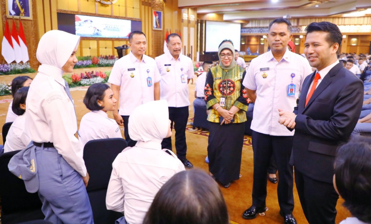 Wakil gubernur Emil Elestianto Dadak dalam sesi pembekalan untuk 239 siswa kelas X SMA Taruna Nusantara yang digelar di Kantor Sekretariat Daerah Provinsi Jawa Timur, Kamis (24/4/2025).