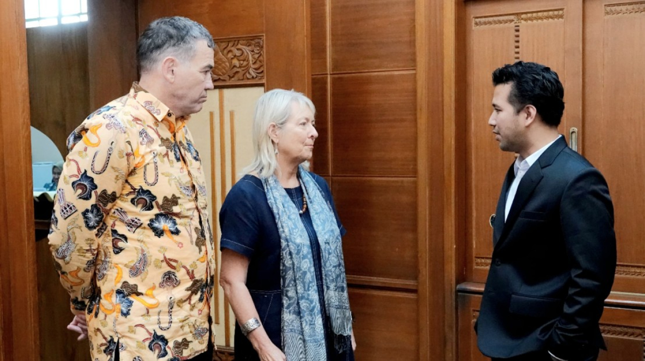 Wakil Gubernur Jawa Timur Emil Elestianto Dardak saat menerima Konsul Jenderal Australia untuk Surabaya Glen Askew di ruang kerjanya, Kamis (24/4)