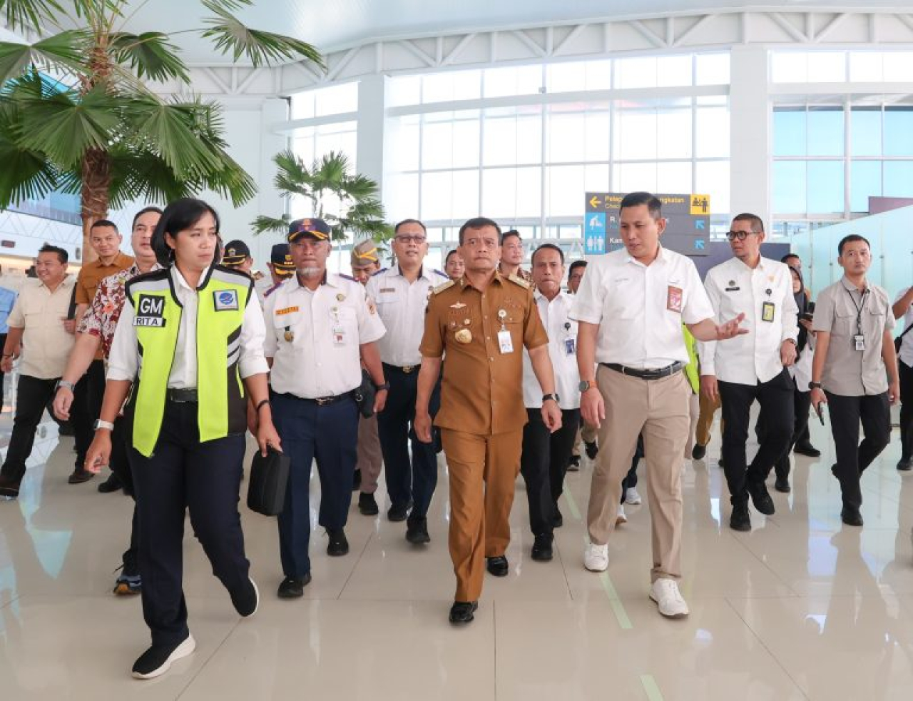 Gubernur Jawa Tengah Ahmad Luthfi saat melakukan Peninjauan fasilitas Bandar Udara Internasional Jenderal Ahmad Yani, Semarang pada Senin (28/4/2025)