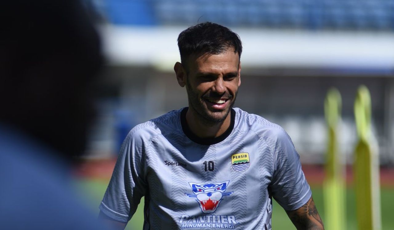 Gelandang PERSIB, Tyronne Del Pino berlatih di Stadion Gelora Bandung Lautan Api, Selasa, 22 April 2025. (PERSIB.co.id/Sutanto Nurhadi Permana)