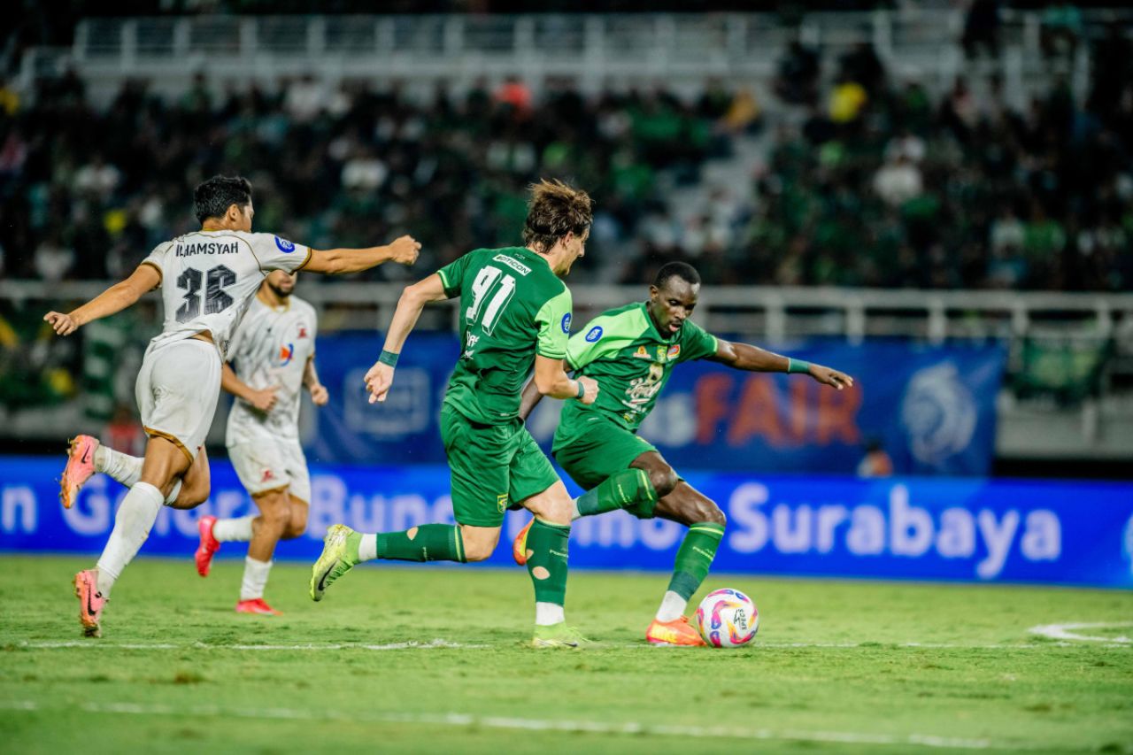 Flavio Silva saat mengecoh penjagaan pemain Madura United lalu melesatkan tendangan yang berbuah gol untuk Green Force. (Persebaya)