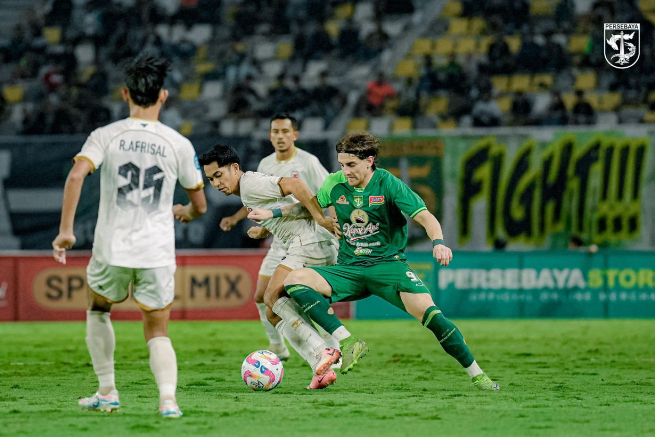 Dejan Tumbas mempertahankan bola dari rebutan pemain Madura United. (Persebaya)
