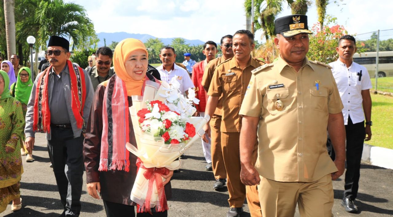 Perkuat Kolaborasi Kawasan Timur Indonesia, Gubernur Jatim Khofifah Tiba di Ambon untuk Misi Dagang