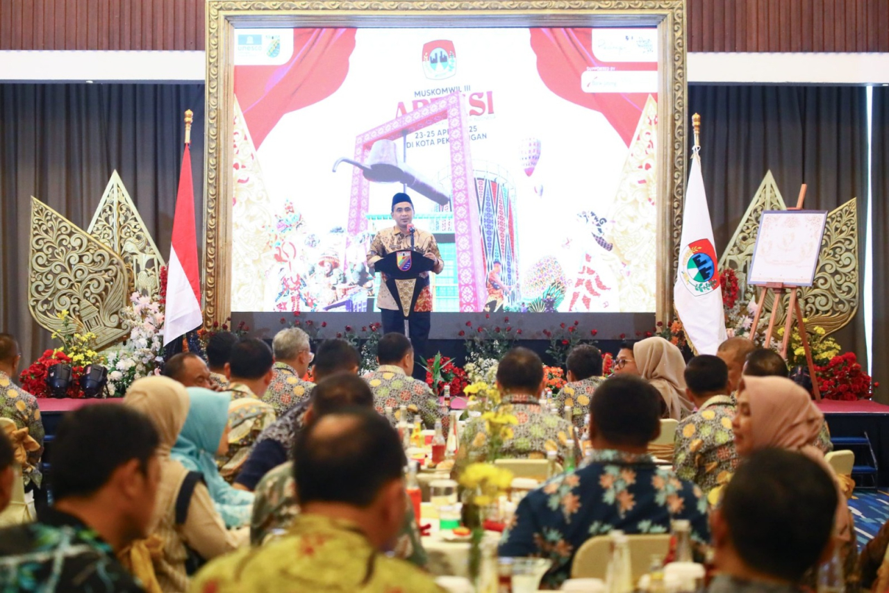 Wakil Gubernur Jawa Tengah, Taj Yasin Maimoen, saat membuka Musyawarah Komisariat Wilayah (Muskomwil) III Asosiasi Pemerintah Kota Seluruh Indonesia (Apeksi) Koordinator Wilayah III di Kota Pekalongan, Kamis (24/4/2025)