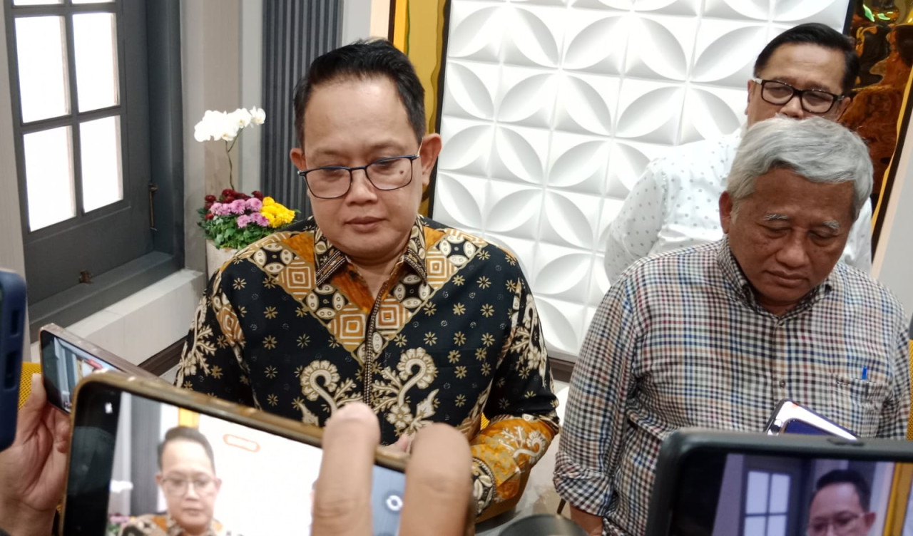 Sekretaris Daerah Provinsi Jawa Timur Adhy Karyono dan Ketua Pansel Prof Mohammad Nuh saat memberikan keterangan kepada awak media tentang persiapan RUPS 2025 Bank Jatim