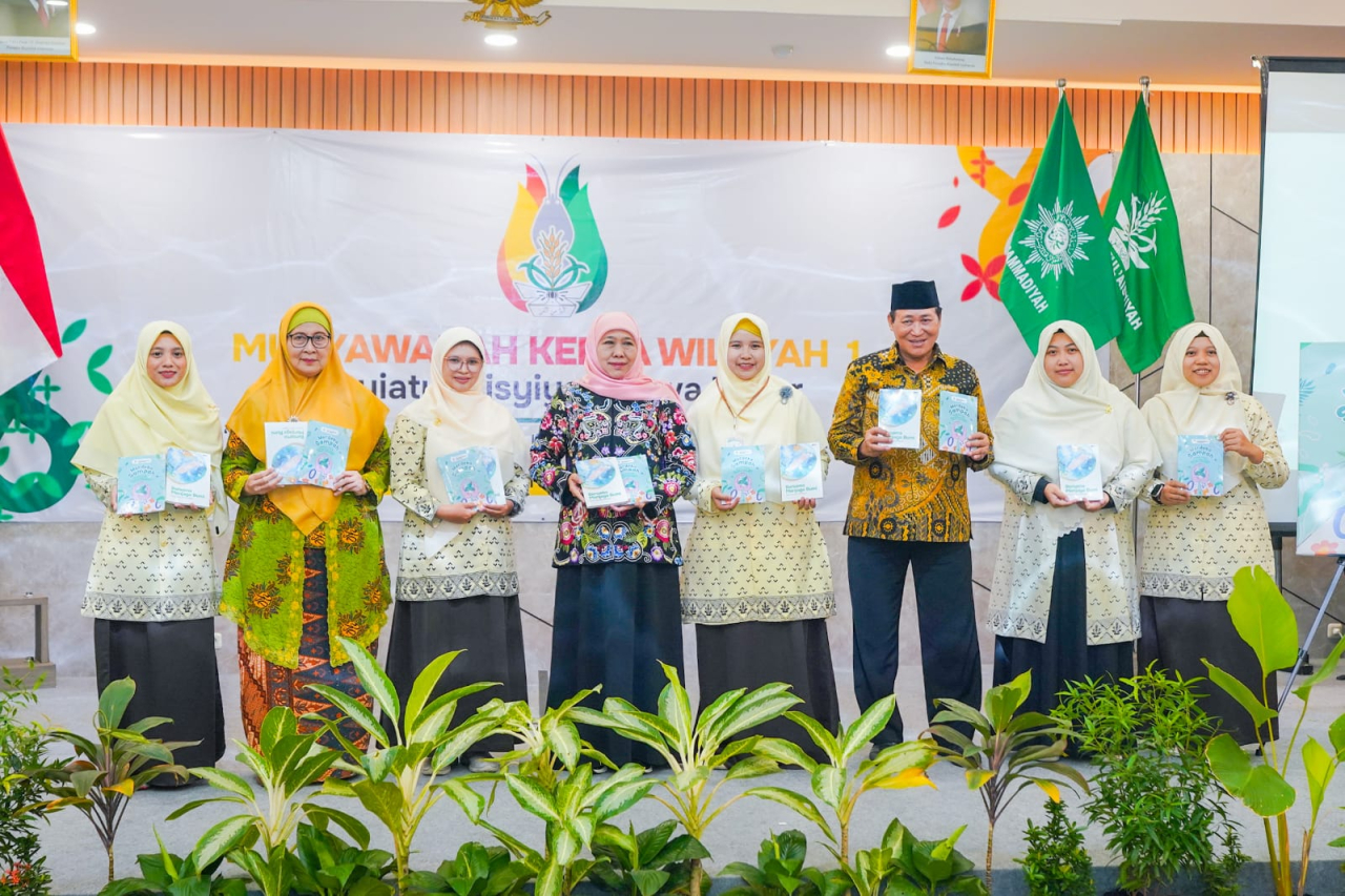 Gubernur Jawa Timur Khofifah saat menghadiri Musyawarah Kerja Wilayah (Muskerwil) I Pimpinan Wilayah Nasyiatul Aisyiyah (PWNA) Jawa Timur periode 2022–2026 di Hotel Halogen, Sidoarjo, Sabtu (26/4/2025).