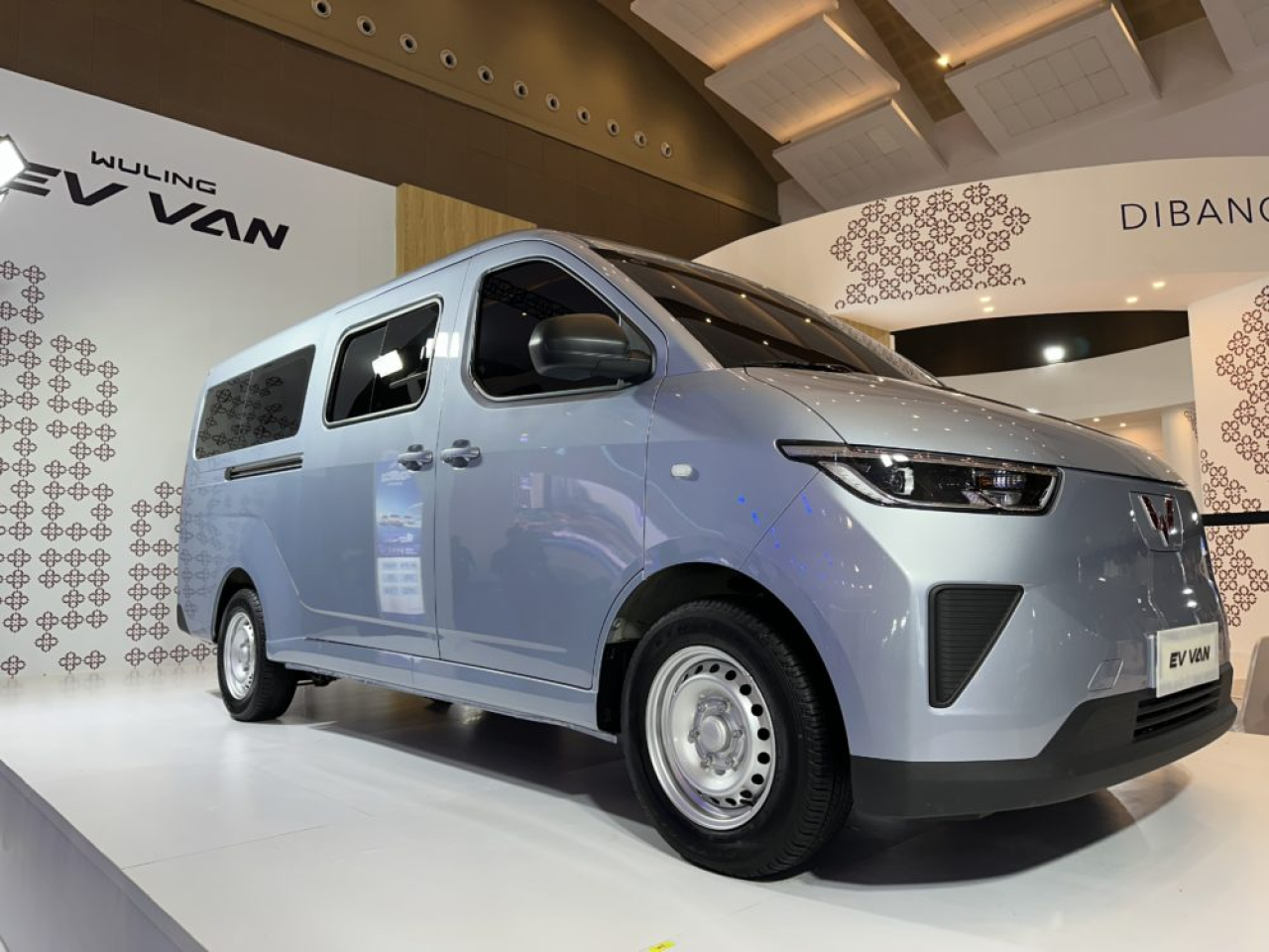 Mobil listrik komersial yang mengusung desain modern dan juga multifungsi serta efisien dalam mendukung bisnis
