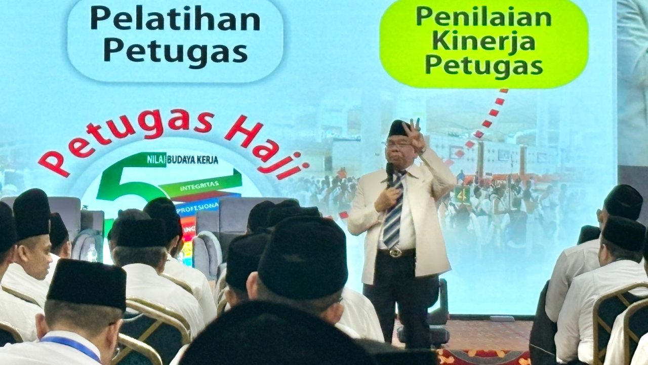 Dosen UIN Sunan Gunung Djati Bandung, Khoirizi, saat memberikan pembekalan dalam Orientasi dan Pembekalan PPIH Arab Saudi di Asrama Haji Cipondoh, Tangerang, Minggu (4/5/2025).