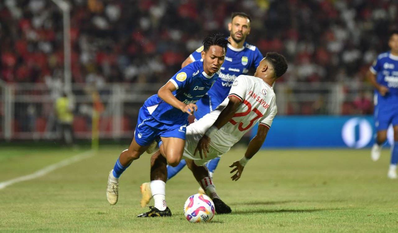 Gelandang PERSIB, Beckham Putra Nugraha diadang pemain Malut United pada pertandingan pekan ke-31 Liga 1 2024/25 di Stadion Gelora Kie Raha, Ternate, Maluku Utara, Jumat, 2 Mei 2025. (PERSIB.co.id/Barly Isham)