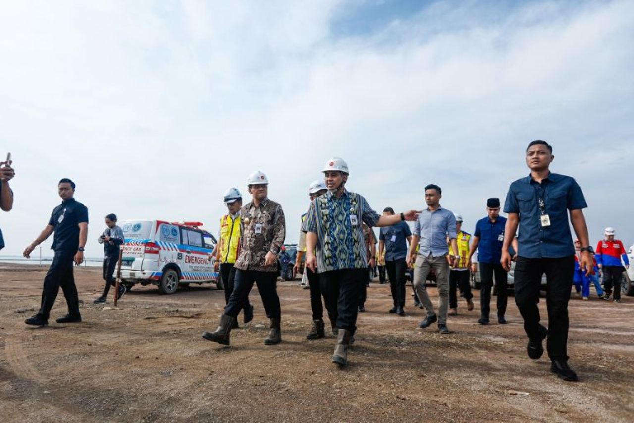 Gubernur Jawa Tengah Ahmad Luthfi dan Wakil Gubernur Taj Yasin meninjau proyek pembangunan kolam retensi Terboyo dan Sriwulan, Kota Semarang Selasa (27/5/2025).