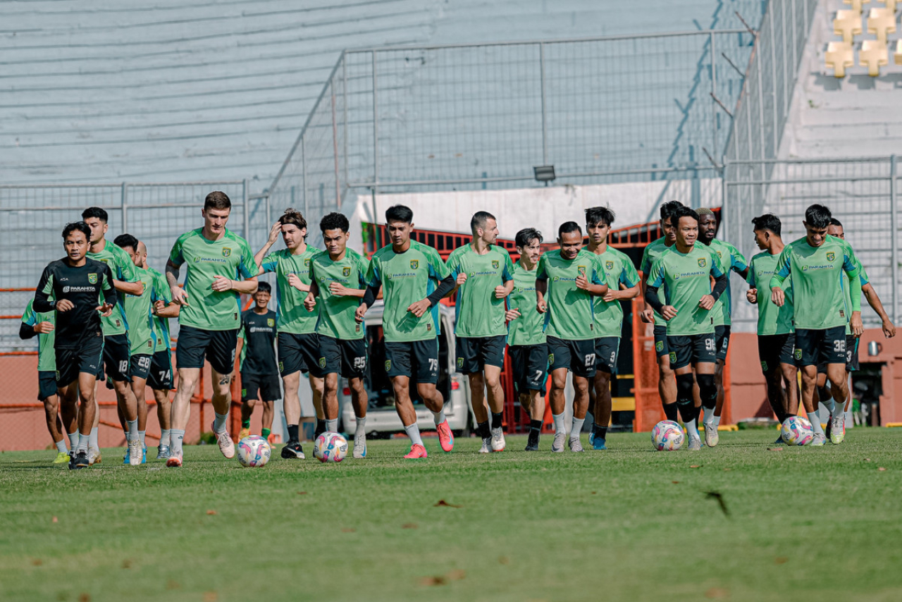 Punggawa PERSEBAYA menjalani sesi pemanasan sebelum melakukan latihan. (Persebaya)