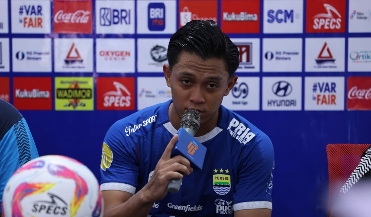 Winger PERSIB, Febri Hariyadi memberikan keterangan kepada media usai pertandingan pekan ke-31 Liga 1 2024/25 di Stadion Gelora Kie Raha, Ternate, Maluku Utara, Jumat, 2 Mei 2025. (PERSIB.co.id/Barly Isham)