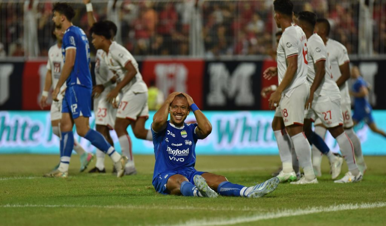Ekspresi bek PERSIB, Gustavo Franca pada pertandingan melawan Malut United pada pertandingan pekan ke-31 Liga 1 2024/25 di Stadion Gelora Kie Raha, Ternate, Maluku Utara, Jumat, 2 Mei 2025. (PERSIB.co.id/Barly Isham)