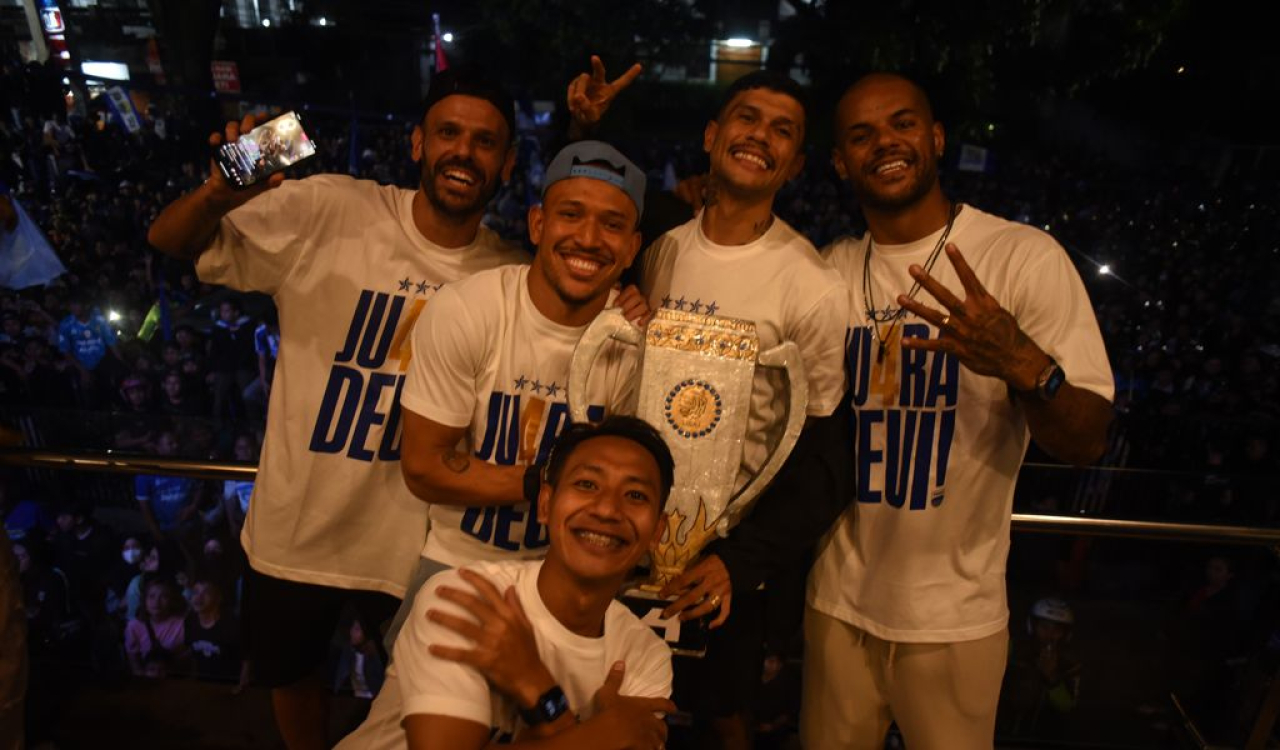 Bek PERSIB, Gustavo Franca bersama rekan-rekannya merayakan gelar juara di Dapur dan Kopi, Jalan Sulanjana No. 17 Kota Bandung, Senin, 5 Mei 2025. (PERSIB.co.id/Sutanto Nurhadi Permana)