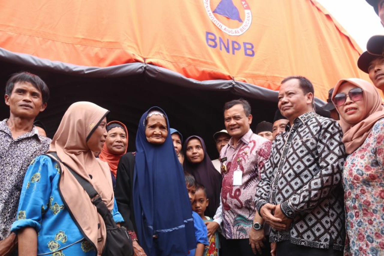 Gubernur Jawa Tengah Ahmad Luthfi saat meninjau lokasi pengungsian di Gunung Poh, Sirampog.