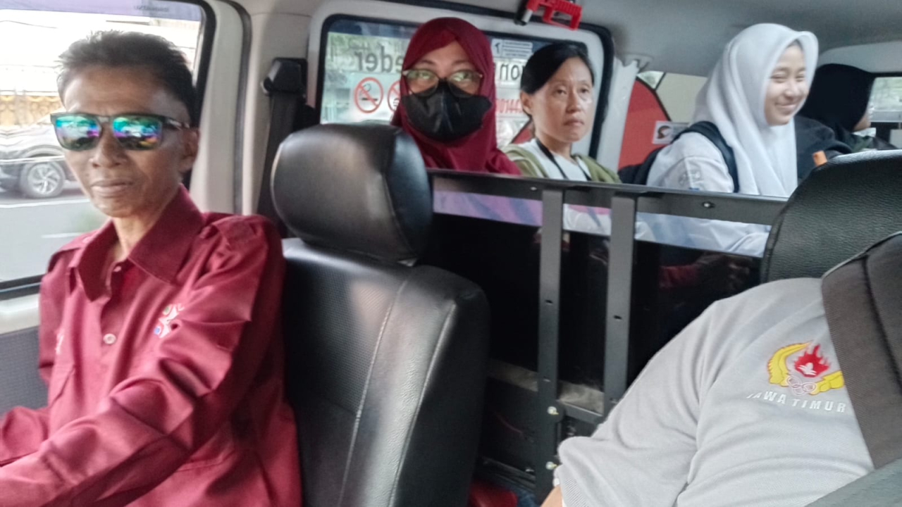 mencicipi pengalaman "Wira wiri suroboyo" transportasi publik yang mungkin menjadi cermin masa depan kota ini.
