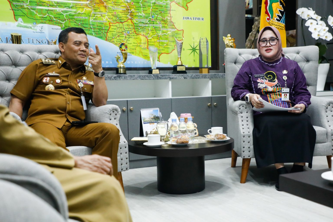 Kepala Dinas Pendidikan dan Kebudayaan Jawa Tengah, Uswatun Hasanah saat menyampaikan paparan mengenai SPMB 2025, kepada Gubernur Jateng Ahmad Luthfi, di kantor Gubernur, Selasa (6/5/2025).