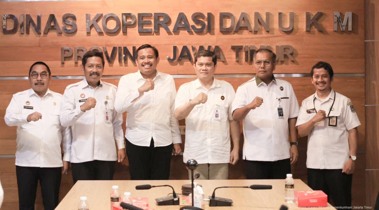 Kepala Dinas Koperasi dan UKM Jawa Timur, Endy Alim Abdi Nusa saat menerima kunjungan Kementerian Hukum Jawa Timur bersama Kementerian Koordinator Bidang Politik, Hukum, dan Keamanan melalui Asisten Deputi P3KI