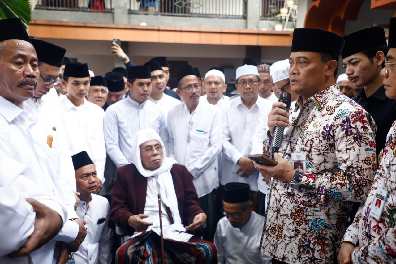 Gubernur Jateng Ahmad Luthfi bersama Wagub Taj Yasin Maimoen menghadiri upacara pemakaman Hj Djamilah Hamid Baidhowi, Kamis (8/5/2025), di Kompleks Pondok Pesantren Al Wahdah, Lasem, Rembang