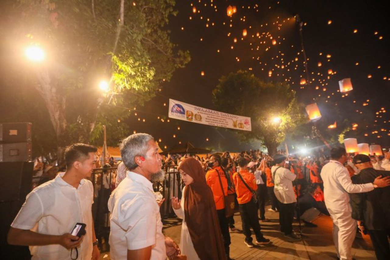 Ribuan Lampion Terbangkan Harapan Damai di Langit Borobudur