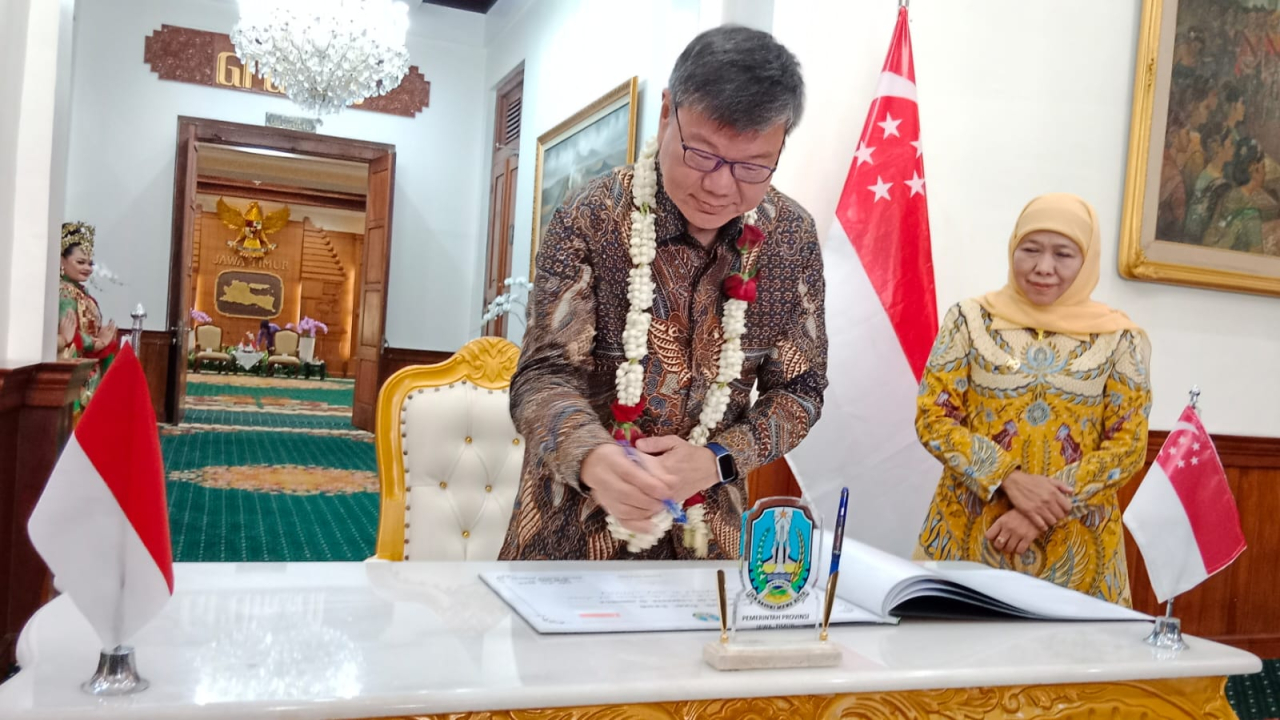 Duta Besar Singapura untuk Indonesia, Kwok Fook Seng saat bertemu Gubernur Jawa Timur Khofifah Indar Parawansa di Gedung Negara Grahadi, Surabaya, Kamis (15/5/2025).