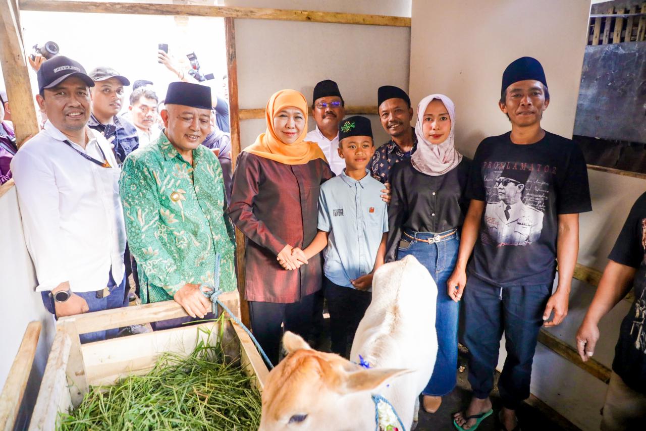 Gubernur Jawa Timur, Khofifah Indar Parawansa ketika menemuu Nanda Rosifullah di Dusun Sumbul, Desa Klampok, Singosari, Kabupaten Malang