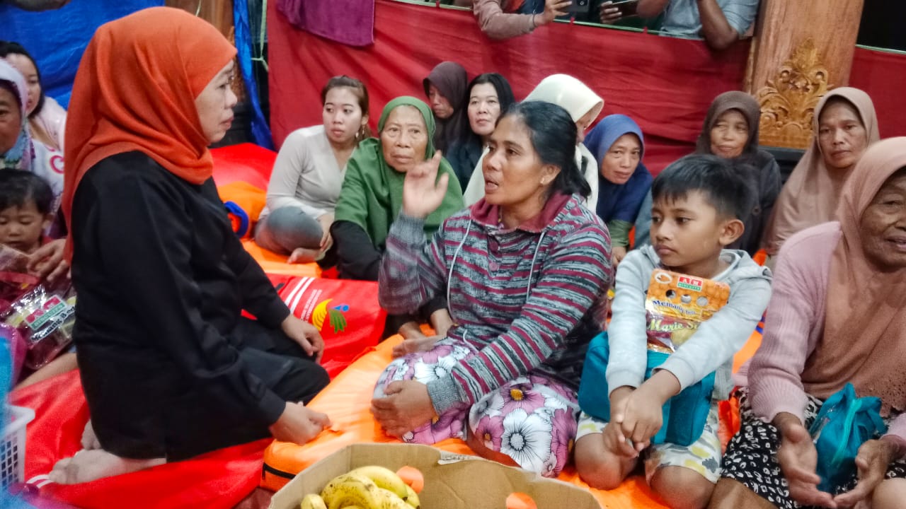 Gubernur Khofifah Kunjungi Lokasi Pengungsian Korban Longsor di Trenggalek