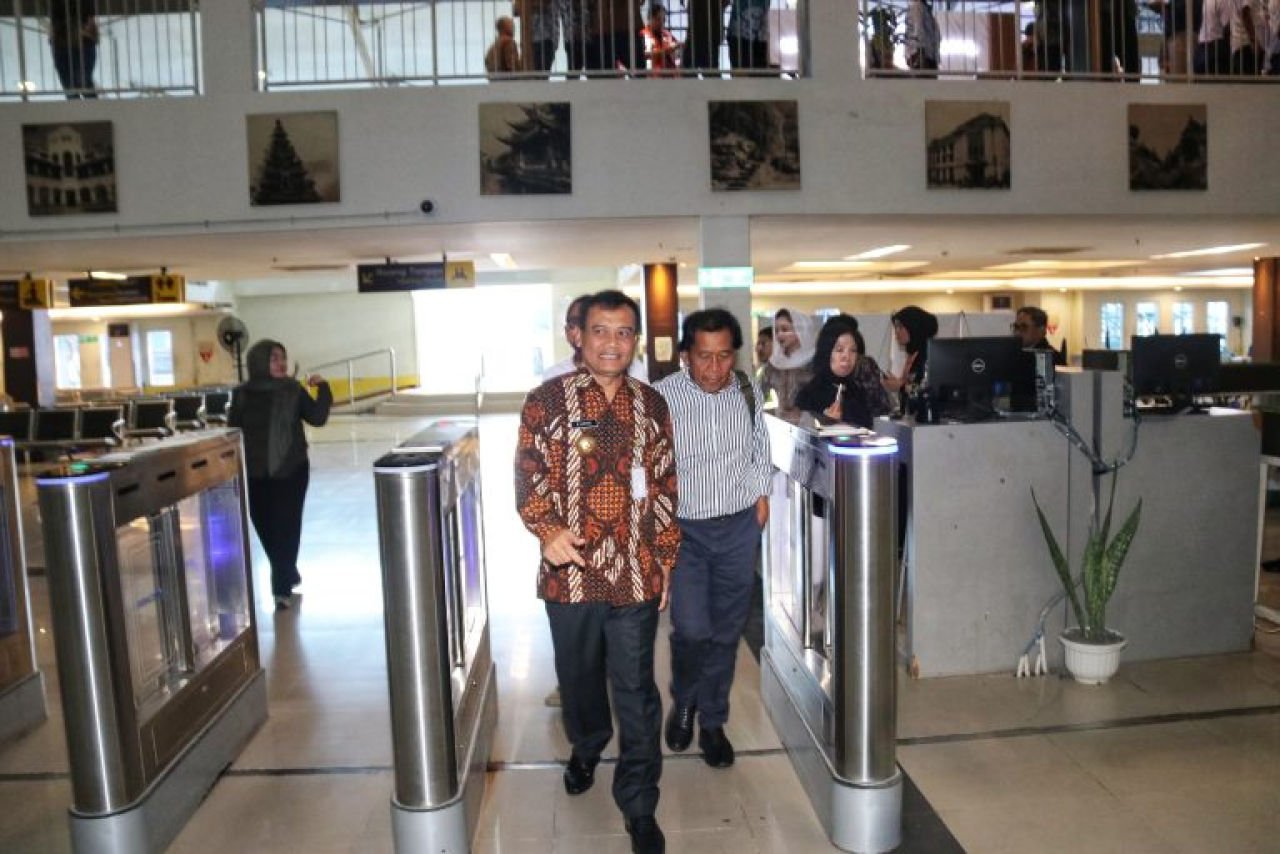 Gubernur Jawa Tengah Ahmad Luthfi saat mendampingi kunjungan kerja anggota Komisi V DPR RI di Pelabuhan Tanjung Emas, Jumat (23/5/2025).