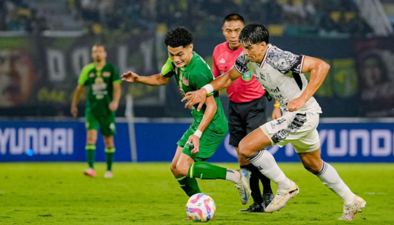 Mikael Tata Mencoba melewati penjagaan pemain Bali United. (Persebaya)