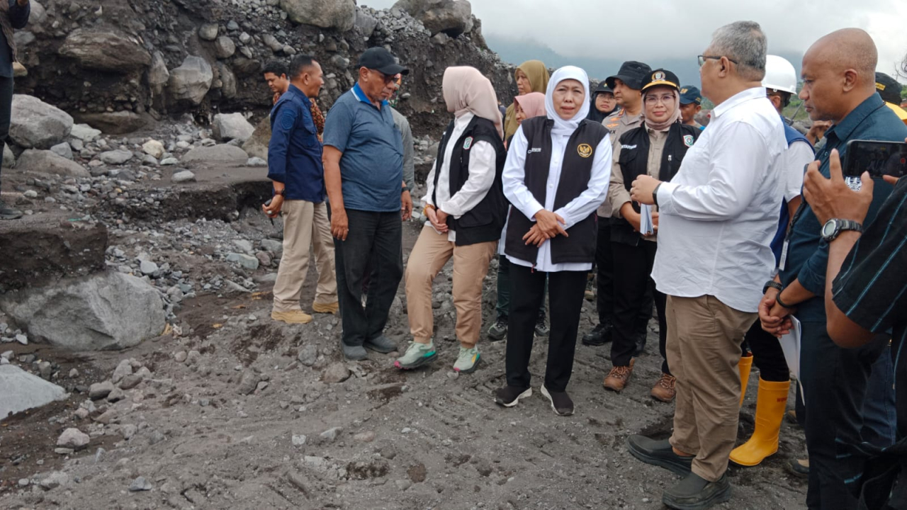 Gubernur Khofifah Indar Parawansa meninjau progres penanganan darurat pembangunan tanggul dan krib Bondeli di Desa Sumberejo, Kecamatan Candipuro, Kabupaten Lumajang, Minggu (25/5/2025).